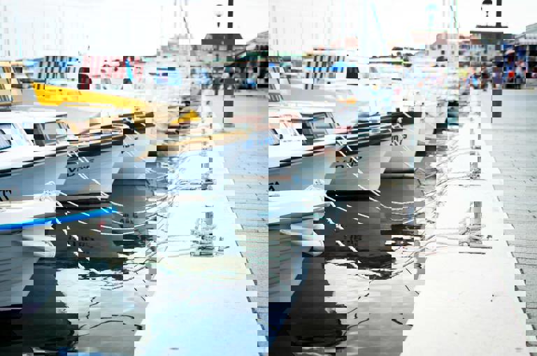 Scoperta una fortuna nascosta: 1,5 milioni trovati su uno yacht controllato al largo